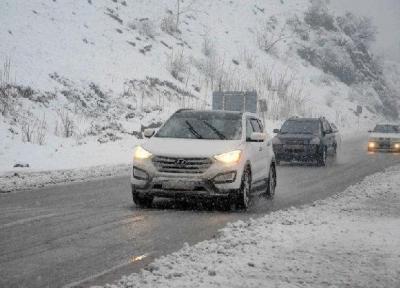 بارش برف در محورهای مواصلاتی استان قزوین شروع شد