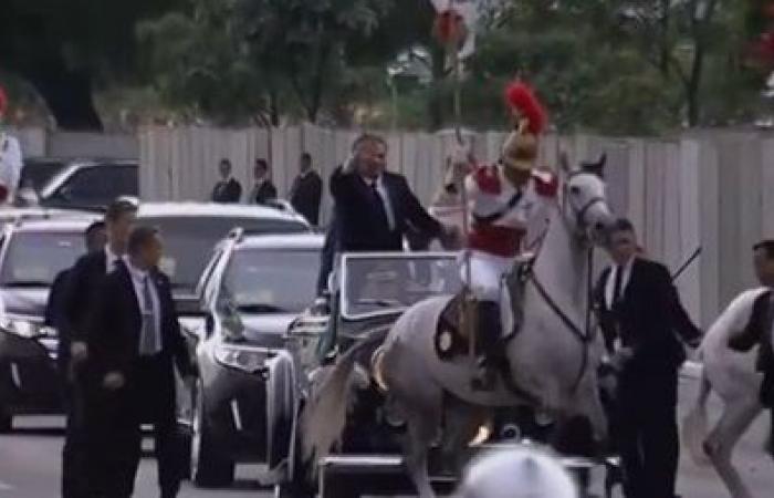 لگدپرانی اسب در مراسم معارفه آقای رئیس جمهور