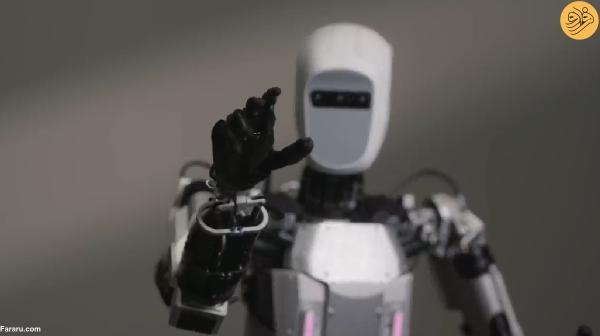 ربات انسان نما که در کنار کارگران بار ها را جابجا می نماید