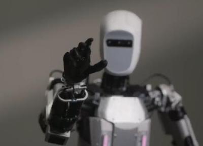 ربات انسان نما که در کنار کارگران بار ها را جابجا می نماید